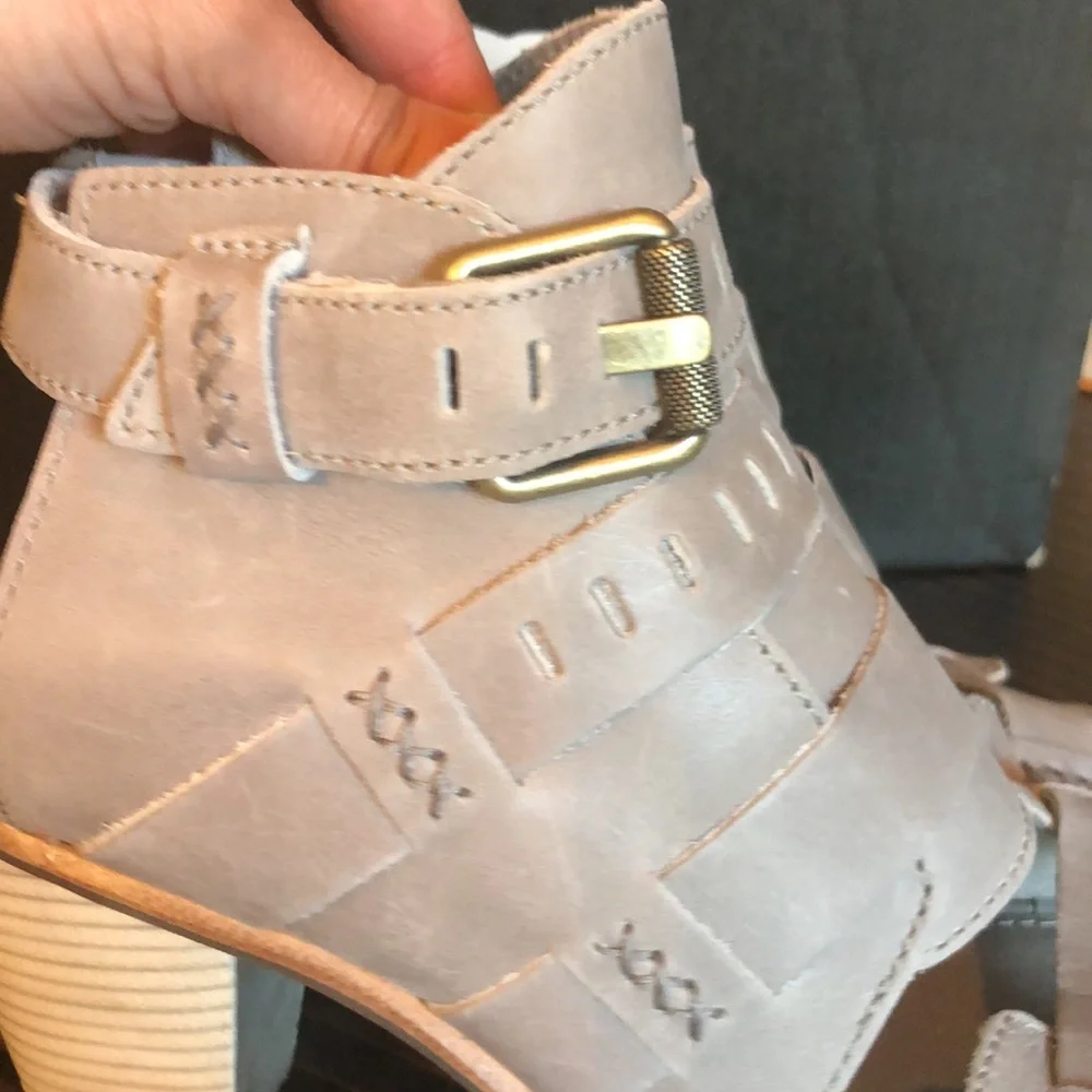 NWT Sorel Nadia Buckle Sandals in Kettle - Picture 11 of 17